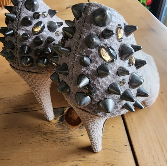 Vera Wang high heels size 8 beige patterned with studs and rhinestones - Picture 4 of 7